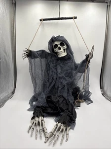 Halloween Skelett auf einer Schaukel Halloween Requisite 50 cm - Bild 1 von 4