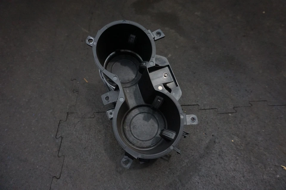 Conjunto portavasos consola central OEM FR3B-63045P28 Ford Mustang GT 2015-2021 Foto 1 de 4