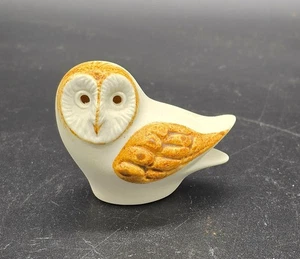 ALASDAIR DUNN, ISLE OF ARRAN, HAND-PAINTED PORCELAIN BARN OWL, H 5cm, L 6.5cm - Picture 1 of 3