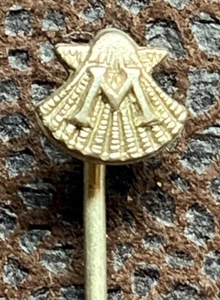 MARIAN LOURDES VINTAGE ‘M’ ON SHELL TIE/LAPEL STICK PIN WHITE METAL PIN BADGE - Picture 1 of 4