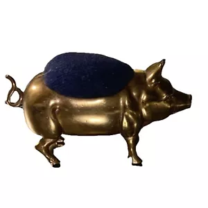 ANTICO VITTORIANO OTTONE SCRIVANIA MINIATURA FIGURA MAIALE SPILLA CUSCINO CUCITO - Foto 1 di 10