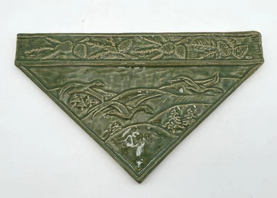 Azulejo triángulo verde estilo misión artesano vintage grande con piñas y patos Foto 1 de 4