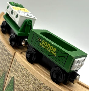 Coches y contenedores de reciclaje Sodor 2002 Thomas Wooden Railway de colección en muy buen estado_ - Imagen 1 de 7