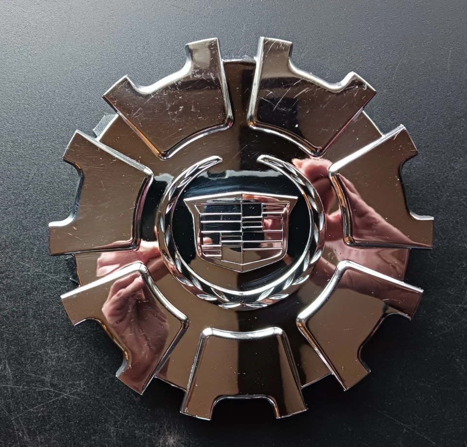 Cadillac DeVille DHS 2003-2005 tapa central cromada OEM #9594390 Foto 1 de 4