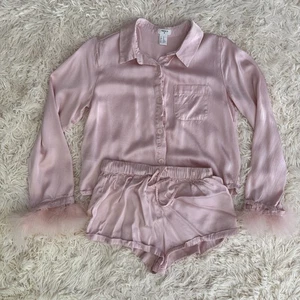Forever 21 Pyjama Set rosa Satin Federbesatz XS Langarm Oberteil Shorts Viskose - Bild 1 von 10