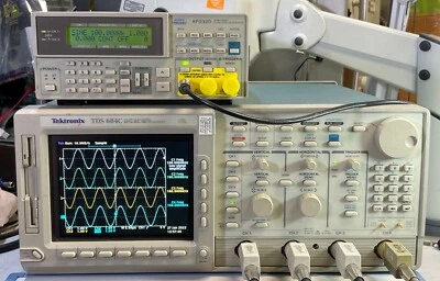 Osciloscopio digital en tiempo real Tektronix TDS684C 1 GHz 5 GS/s 13 1F 2F LCD Foto 1 de 4