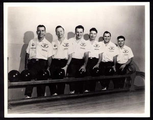 Foto Falstaff Beer Bowling Team con HOF Legend Bowler Buddy Bomar años 50 - Imagen 1 de 2