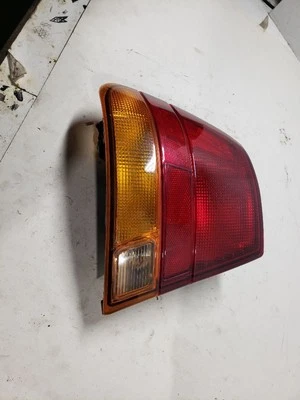 Luz trasera del conductor sedán cuarto de panel montado se adapta a 96-97 SATURN SERIE S 233836 Foto 1 de 3