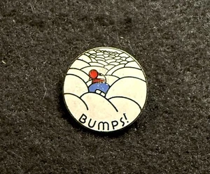 BUMPS Mogul Humor Novedad Esquí Pin Insignia Recuerdo Viaje Divertido ESTILO LIBRE - Imagen 1 de 3
