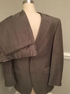 $1395 Hart Shaffner Marx Men's Suit 39R - Excellent Condition - Gold Trumpeter - Picture 1 of 12