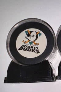 Puck mit Ständer Anaheim Ducks NHL - Bild 1 von 1