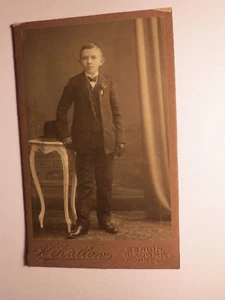 Berlin - Rixdorf - Forst i. L. - stehender Junge im Anzug - Hut - Kulisse / CDV - Bild 1 von 2