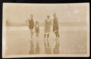 13 luglio 1919 Quattro SPIAGGIATORI in costume da bagno alla moda RPPC vera foto cartolina - Foto 1 di 8