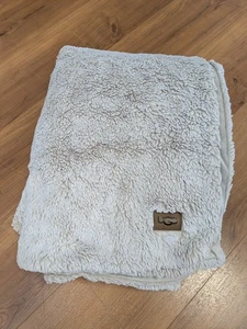UGG Plush Sherpa Blanket 50x70 Medium Weight Luxury Soft Throw Light Brown - Picture 1 of 7