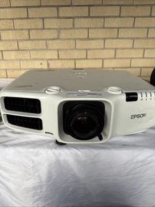 EPSON PowerLite PRO G6770WU Projector 6000 Lumen 1920x1200 / 509 Lamp Hours - Picture 1 of 3