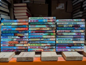 Black Horse Westerns: Job lot box of 37 Western Fiction Books - Picture 1 of 4