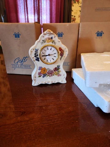 AVON 7" PORCELAIN WHITE ELEGANT CLOCK ROMANTIC FLOWERS QUARTZ Cover
