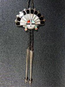 Corbata Bolo Zuni de segunda mano con incrustaciones de plata, fregona, ónix y turquesa - Imagen 1 de 4