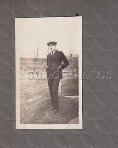 Mann posierte mit Händen in Taschen Fundstück Vintage Original Foto H459 - Bild 1 von 1