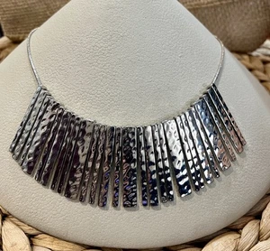 Collar Banana Republic Babero Abanico Martillado Tono Plata Mujer Renacimiento Egipcio - Imagen 1 de 6