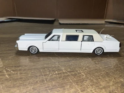 Majorette 1/32 Scale White Limousine Diecast Model #3045 Made In France - Image 1 of 4