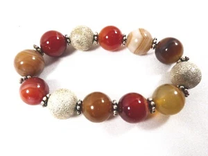 Brazalete estirado de cuentas redondas de tono ágata natural y plateado - Imagen 1 de 3