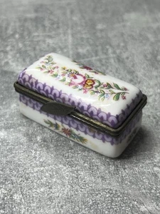 Boîte à pilules ancienne en porcelaine peinte main décor fleurs violettes Art - Imagen 1 de 10