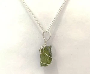 Collier pendentif météorite moldavite tchèque verte naturelle chakra guérison... - Foto 1 di 6