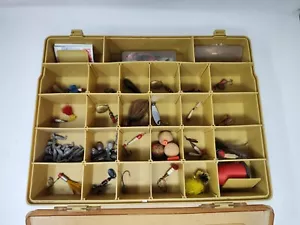 VINTAGE ALTE PLANO TACKLE BOX Magnum mit KÖDERN FLIEGENRUTE FLIEGEN ANGELN SPINNER KONVOLUT - Bild 1 von 16