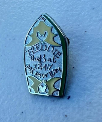 Pin Disney Hidden Mickey Haunted Mansion Tombstone Series FreddietheBat DLR 2009 - Imagem 1 de 2