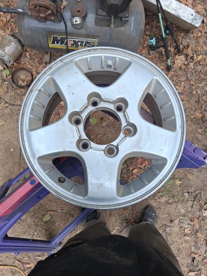 Rueda de aleación de aluminio plateada GM 15 pulgadas, 5 radios, 6 tacos Foto 1 de 1