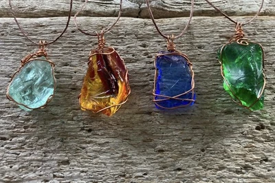 Lote de 4 piezas collares colgantes envolventes Andara envolventes de alambre de cobre Blenko Glass Cullet Foto 1 de 3