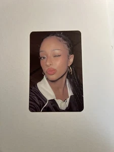 KATSEYE Manon Sucher in Seoul offizielle Fotokarte - Studio Ver. - Bild 1 von 1