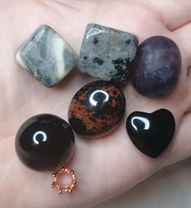 Kristall Mineral Set (P) Obsidian Fluorit Larvakit Picasso Stein Würfel Trommeln  - Bild 1 von 4