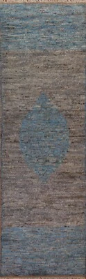 Alfombra de corredor marroquí gris/azul claro abstracto 10' 0" x 2' 9" lana anudada a mano Foto 1 de 4