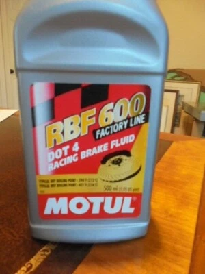 Fluido de freio de corrida Motul RBF 600 DOT 4 totalmente sintético 500 ml (1,05 pinta dos EUA) - Imagem 1 de 2