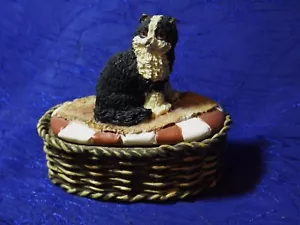 Cuccia per gatti in resina con cuscino nero su marrone è una scatola portagioie - Foto 1 di 3