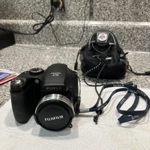 Fuji Finepix S700 7.1MP Digitalkamera mit Tragetasche, SD-Karte, Objektivdeckel Tasted - Bild 1 von 19