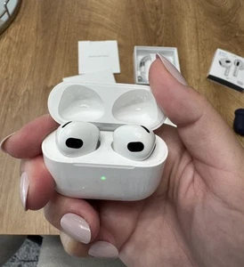 Apple AirPods 3ème génération avec étui de charge sans fil (modèle A2564) - Excellent état - Photo 1 sur 20