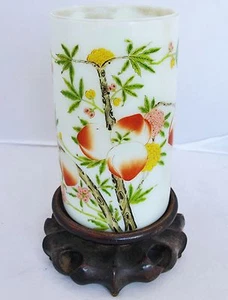 Jarrón o maceta de vidrio pekín blanco pintado esmalte chino de 7,2" con soporte de madera - Imagen 1 de 12