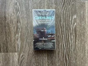 Gremlins 2-The New Batch Sealed VHS, 1990 SEALED w/ watermarks - Foto 1 di 4