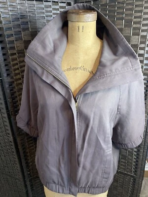 Jaqueta feminina leve Ellen Tracy bolsos grandes manga curta - Imagem 1 de 4