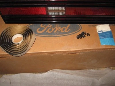 Lente de luz trasera derecha Ford 1984 1985 Mercury Lynx OEM E1YY13450A nuevo de stock Foto 1 de 4