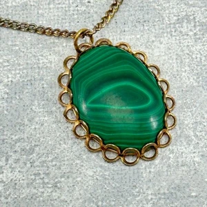 Collar Ovalado Verde Malaquita Colgante Marco Festoneado 18 Pulgadas Tono Cobre Cadena - Imagen 1 de 7