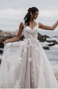 Brand new, never worn wedding dress size 12 - Picture 1 of 18