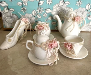 Tetera miniatura blanca cerámica esmaltada, taza de té, azúcar, crema y zapato de tacón alto - Imagen 1 de 6