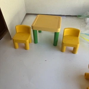 Mesa para casa de muñecas Little Tikes y dos sillas amarillas para muñeca usadas vintage - Imagen 1 de 14