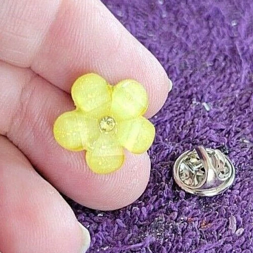 ^Pin de solapa de flor de plumeria hawiiana - ¡Isla arena surf viento y único! Foto 1 de 4