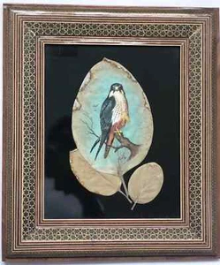 Marquetería persa Khatam de Oriente Medio enmarcada pintura de halcón firmada sobre hoja - Imagen 1 de 12