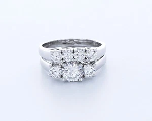 Juego clásico de tres piedras nupcial de oro blanco de 14 quilates redondo de diamantes naturales G/SI1 de 1,7 quilates - Imagen 1 de 4
